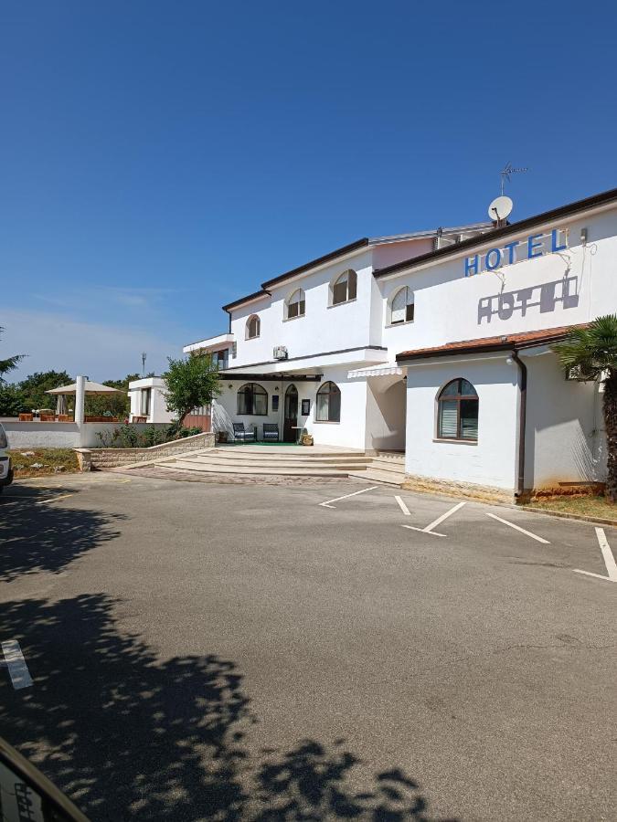 Hotel Holiday 3*